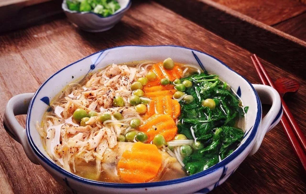 用烧鸡肉煮的鸡丝汤面,肉爽不柴,汤味清鲜,连吃2碗还想要_高汤_骨架