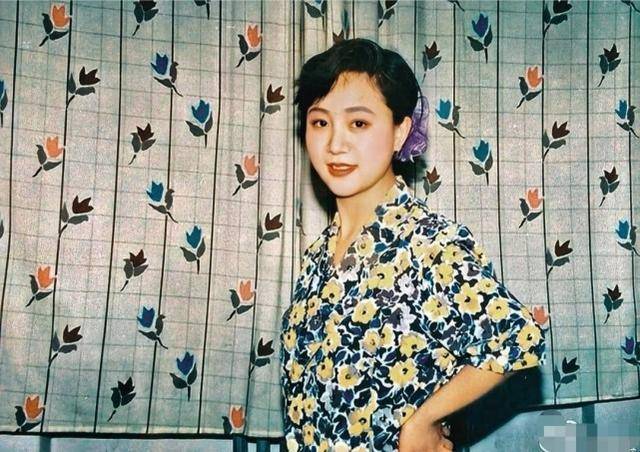 杨紫不仅给妈妈道歉和送上生日祝福,并曝出妈妈艺名_马海燕_蓝盈莹_母