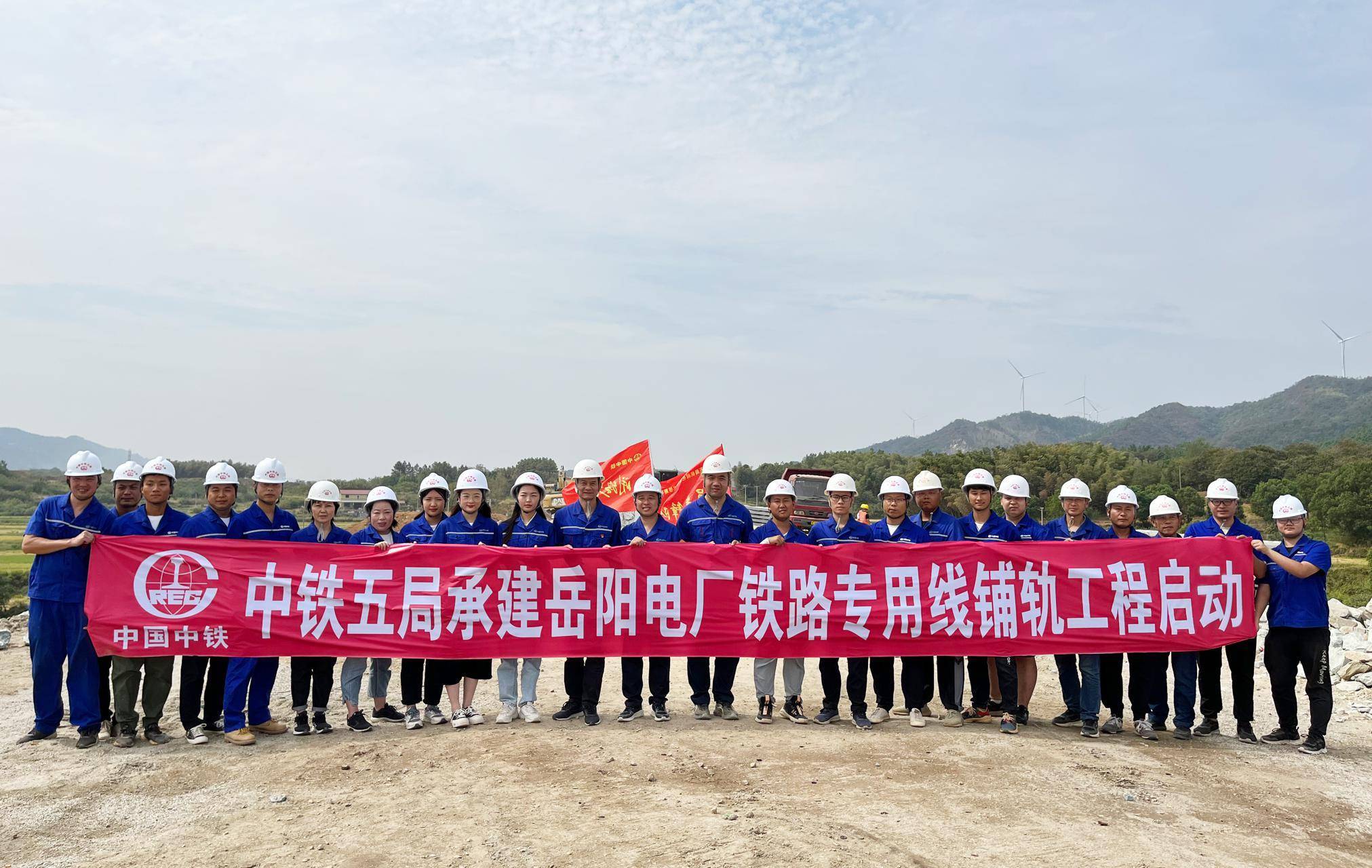 自浩吉鐵路荊嶽段松木橋站接軌,跨省道,沿大荊湖水庫北側至長江南岸擬