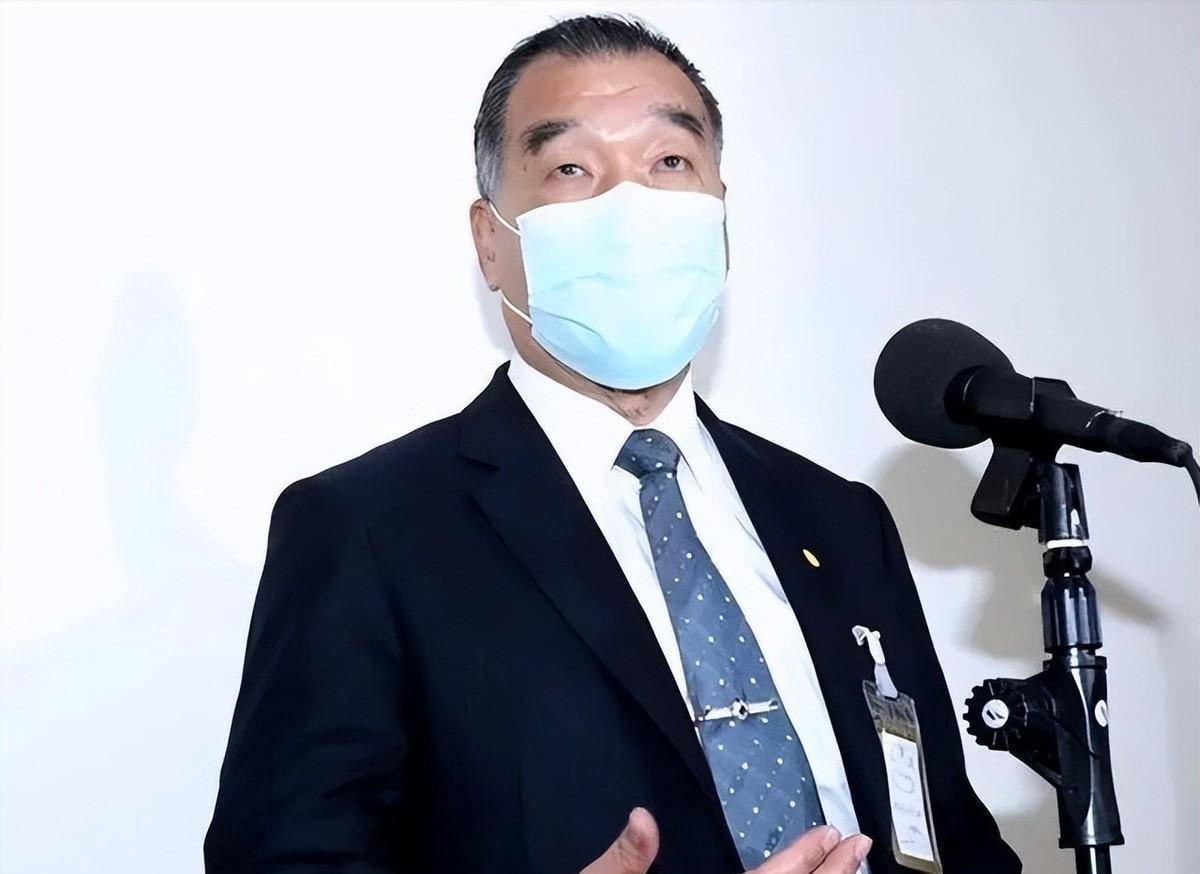 而刘德良和军情局方面则指出,邱晃年为人特别低调,并不是"靠爸族".