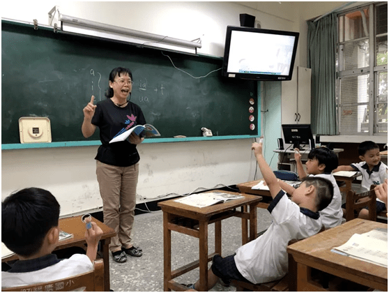 說開學第三週了,臺灣多所初高中開設客語必修,至今仍沒紙質課本可用