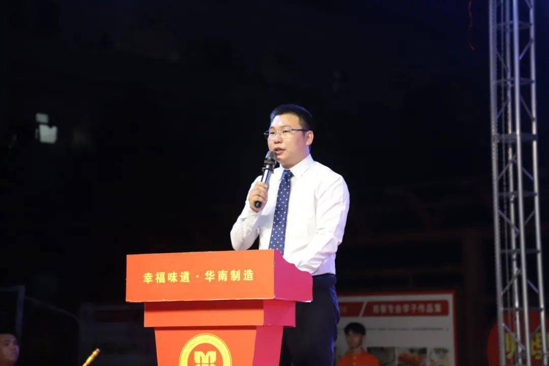 校长闫冠英先生,我校终身客座教授何逸奎大师,专业技能高级顾问赖钧仪