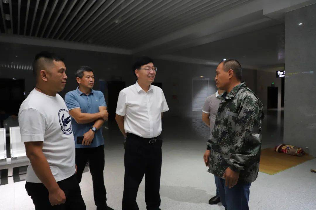 当晚,张建新来到台州西站客运中心,北城街道中心小学避灾安置点,查看