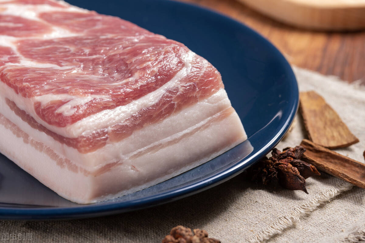 五花肉又叫"猪腩肉",是猪腹部的肉,五花肉肥瘦相间,但和梅花肉不同,无