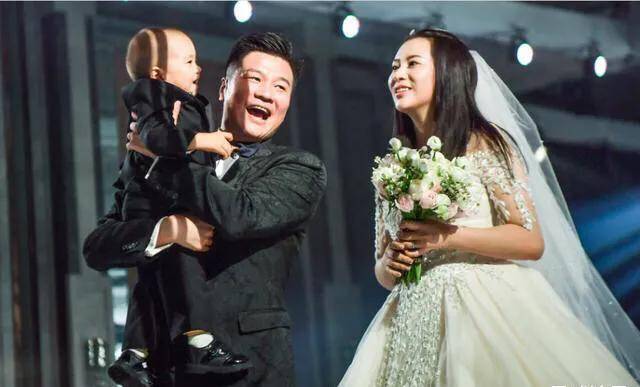 43岁前国脚晒全家福,曾与两名女明星交往,40岁时带儿子举行婚礼