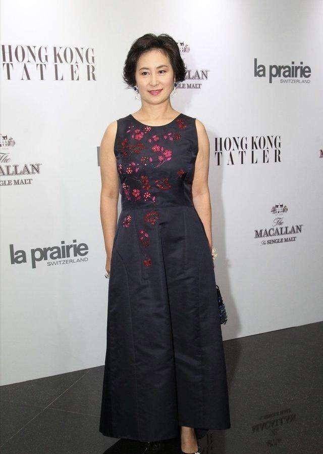 60岁何超琼状态真好，同框妹妹更显年轻，女人上了年纪胖点更美丽_造型_身材_黑色