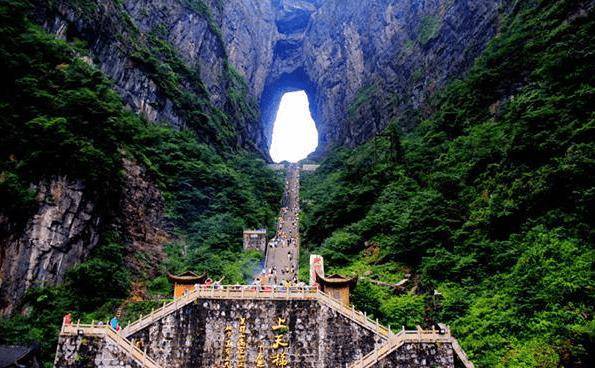 湖南张家界出名的景点，因一个历史人物而出名，到处都是悬崖