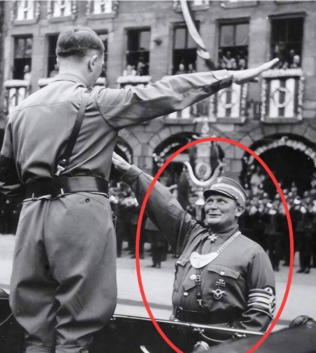 希特勒在车上接受戈林的敬礼而二号纳粹人物,海因里希-希姆莱,纳粹