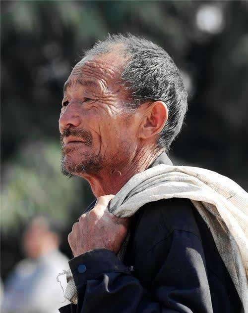 纪实:拾荒老人3毛收的铁疙瘩,洗净后发现不简单,转手卖260万_刘志峰