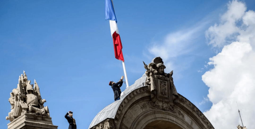 法国要求全国各地为英国女王伊丽莎白二世降半旗,多位市长拒绝:我们是