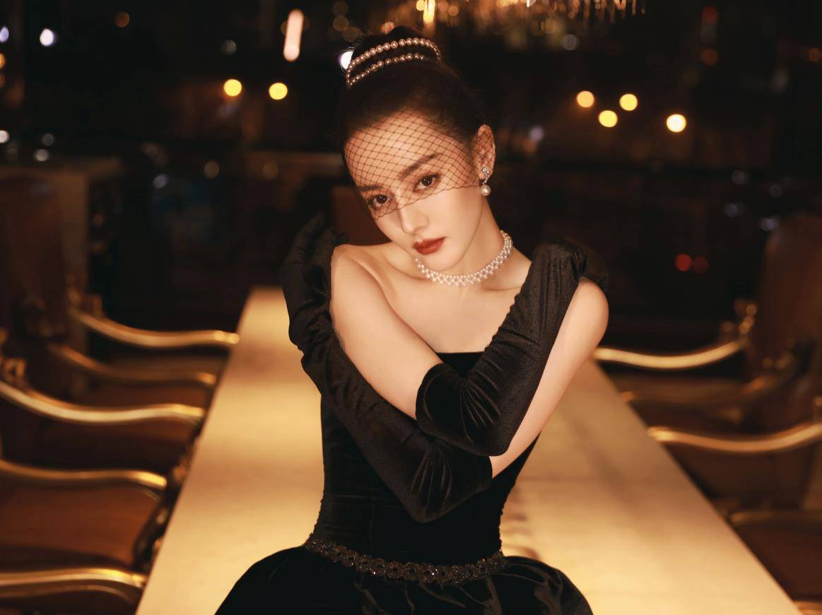 迪丽热巴挑战赫本造型,无精修生图暴露真实颜值,确定是28岁吗_状态