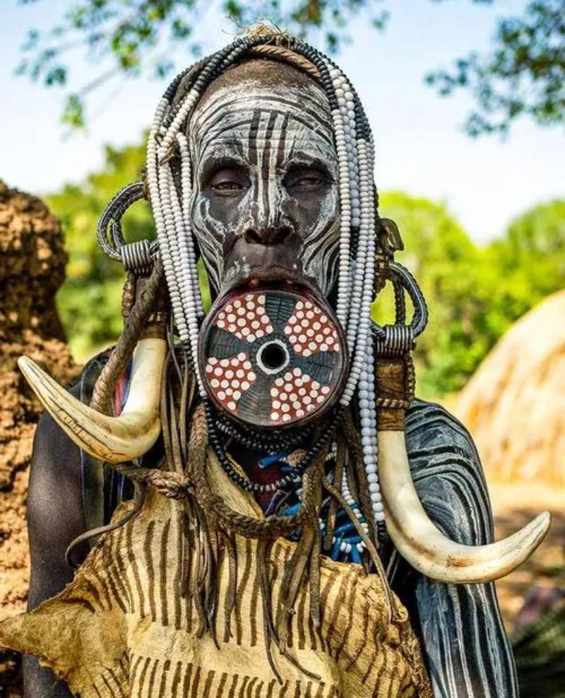 非洲原始部落“唇盘族”：嘴唇上盘子尺寸越大，收到的彩礼就越多