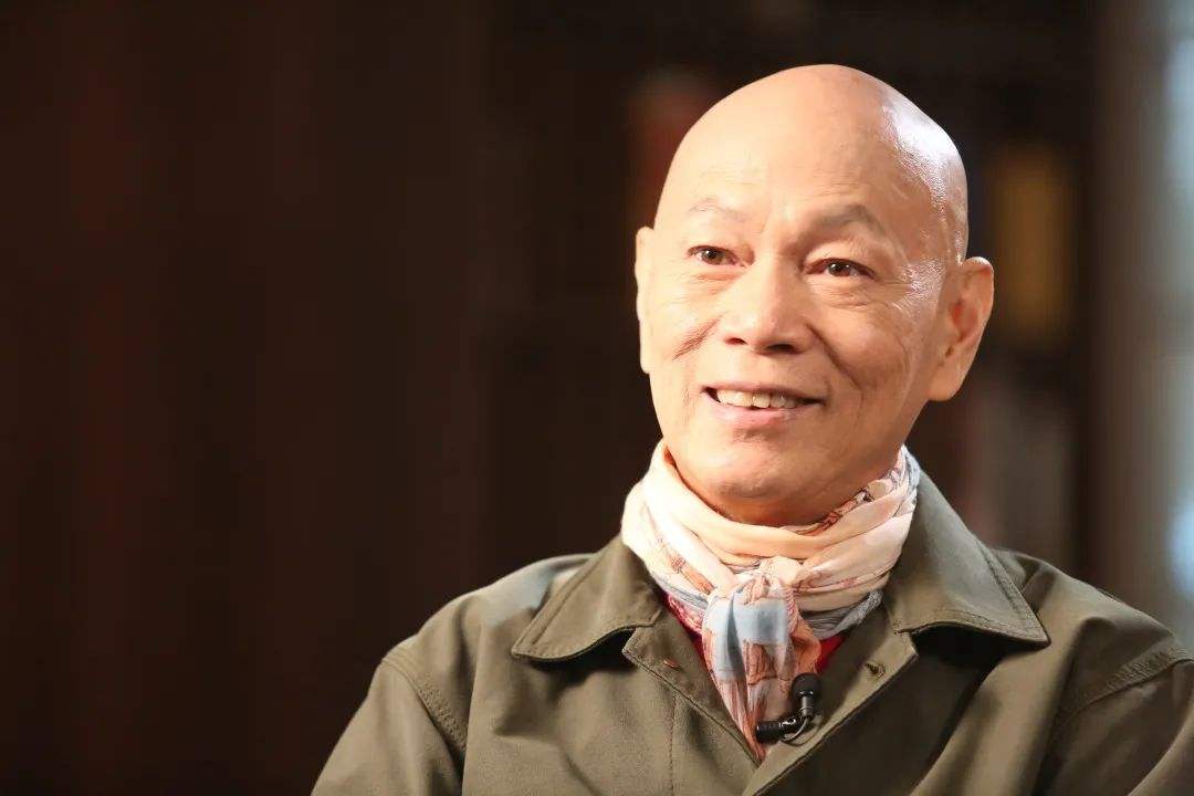 9月13日,香港知名演员罗家英通过账号发布了一组图片,内容是其本人到