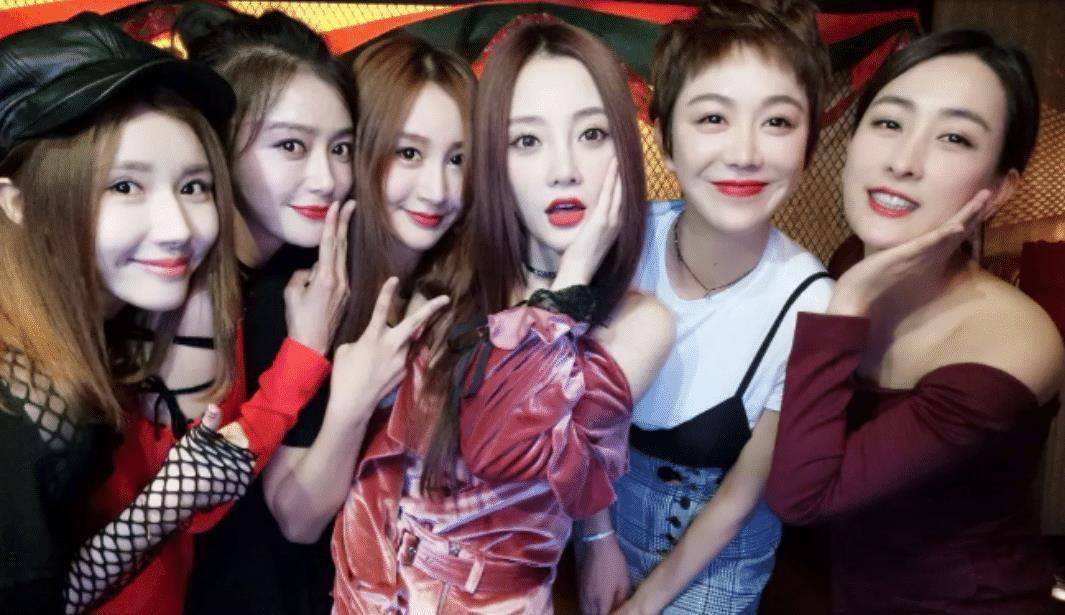 pgone复出大半年,至今不敢开评价露正脸,李小璐做法更加高明!