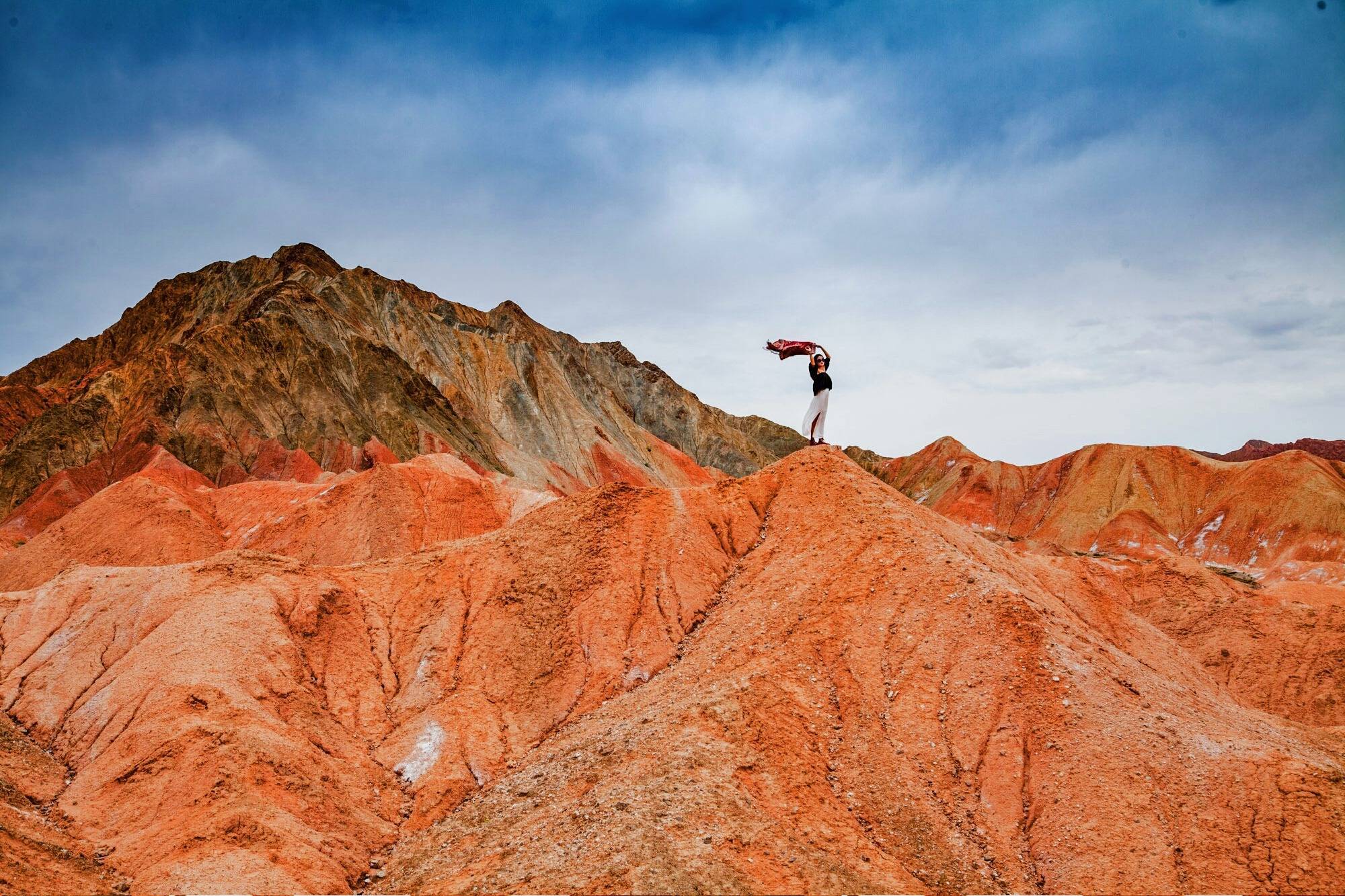 甘肃玉门赤金峡风景区,这里有绝美的丹霞地貌,仿佛燃烧的火焰_红色_峡