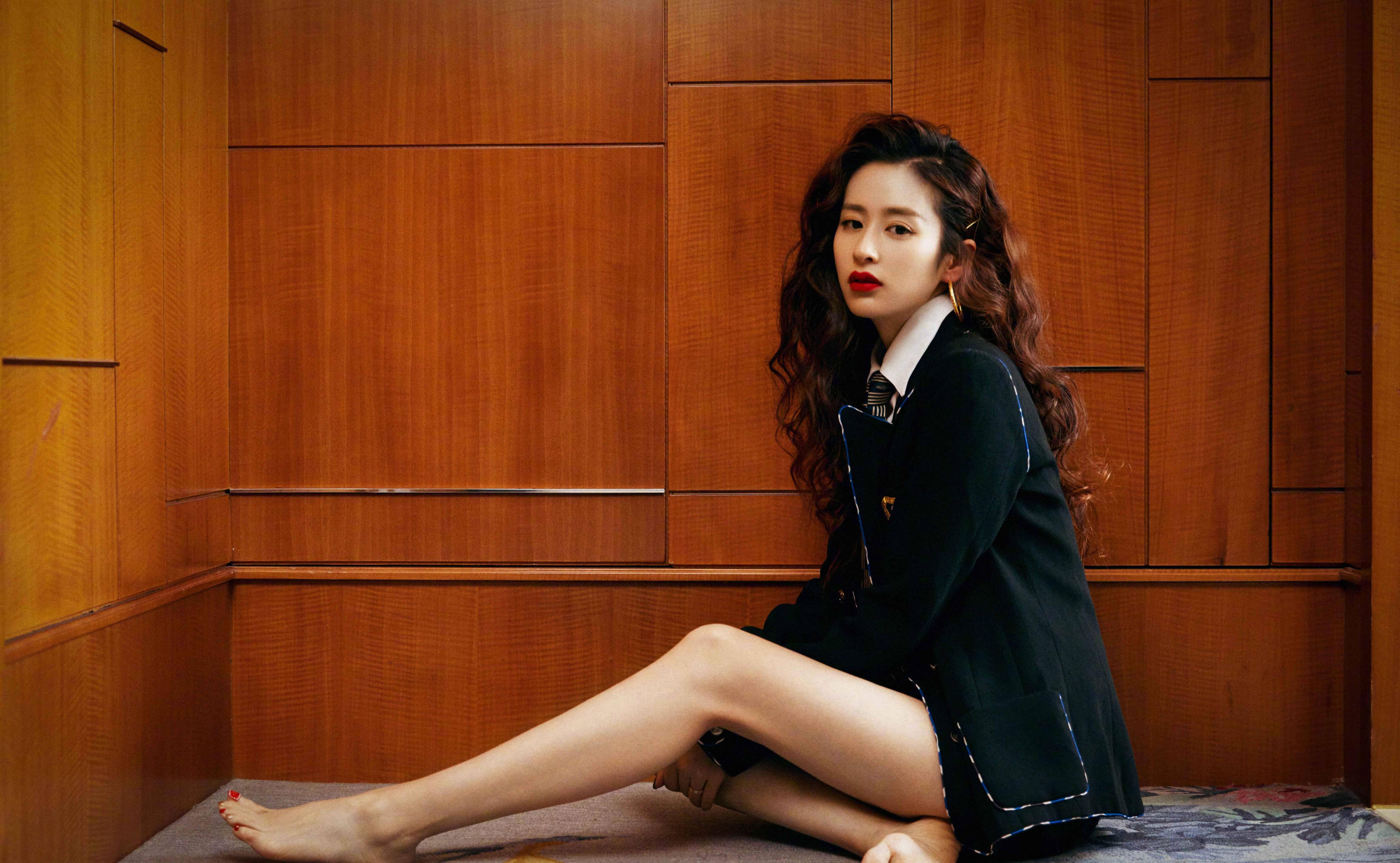 颖儿真会穿,肤白貌美大长腿解锁高级时髦,学院风也能妩媚动人_身段