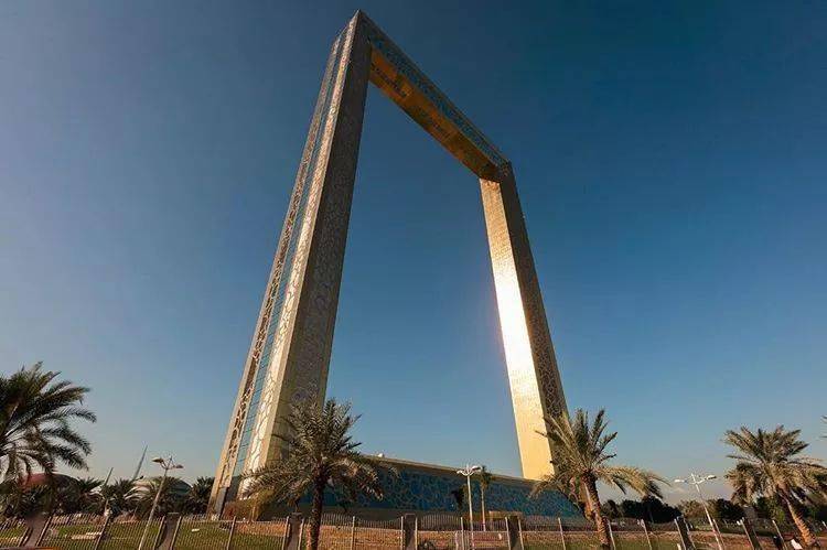 克里克塔大楼整体修长纤细,高度约928米,比哈利法塔高出100米6969