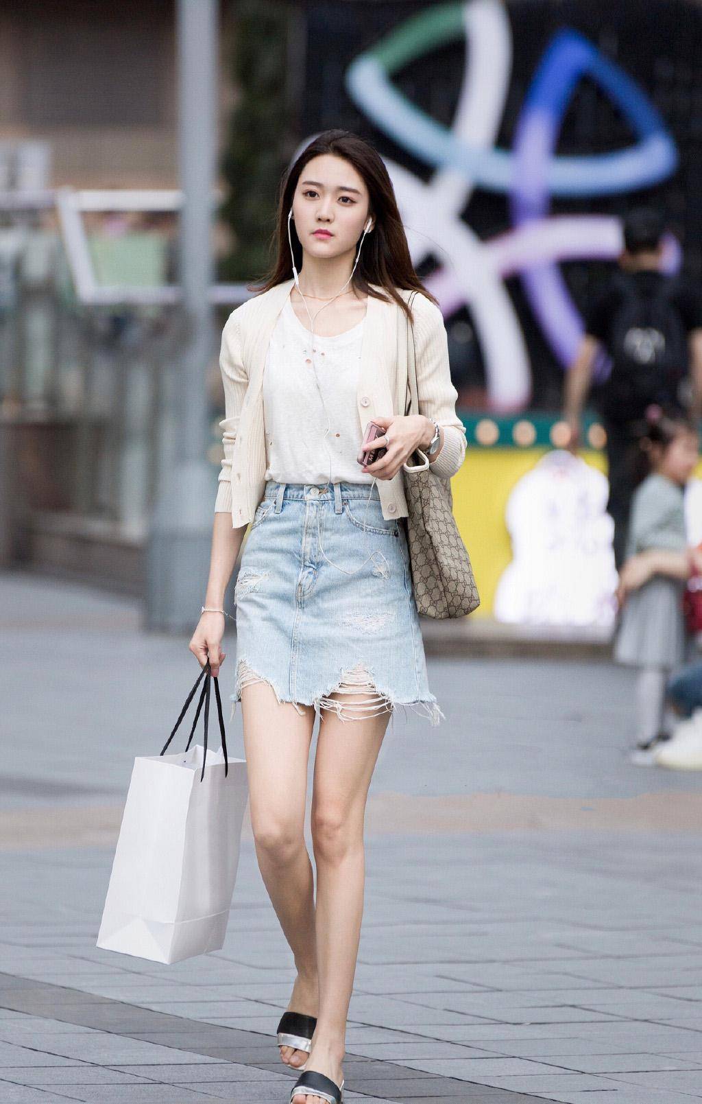 对于青春靓丽的女生们来说,在炎热的夏天选择这样一身半身短裙混搭装