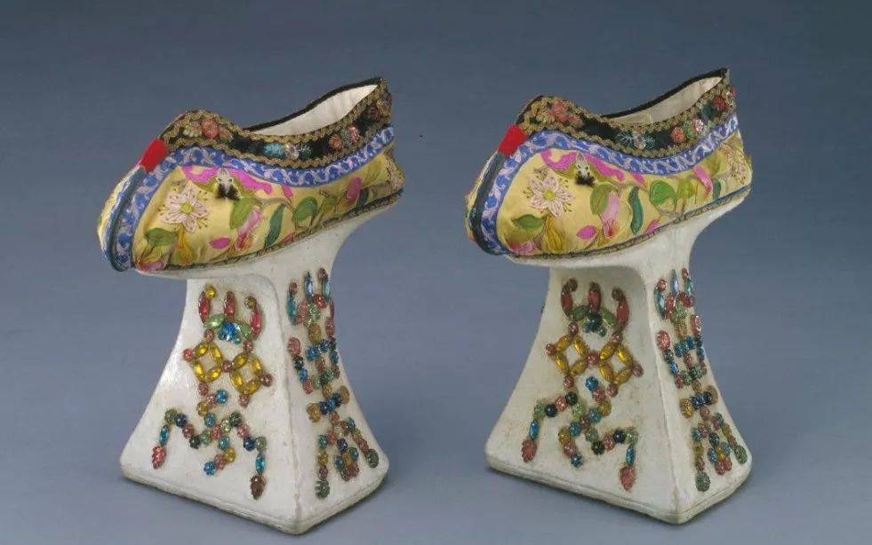 清朝嫔妃爱穿花盆鞋,除了美观更重要的是方便皇帝