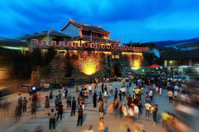 等等,在四川凉山州境内的"会理古城"是南方丝绸之路上至今保存最完整