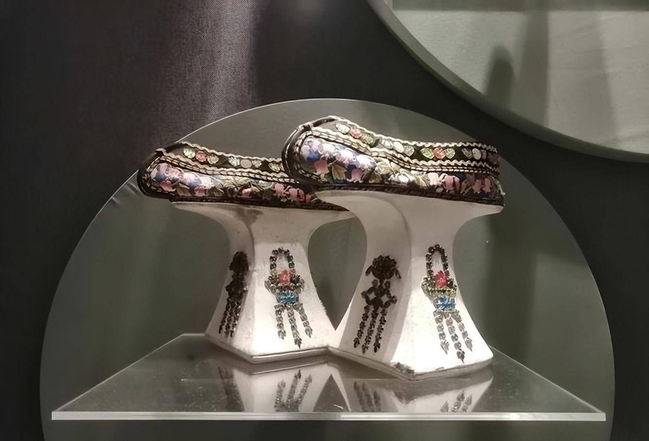 清代女子真的爱穿"花盆底"?_高底_清朝_鞋底