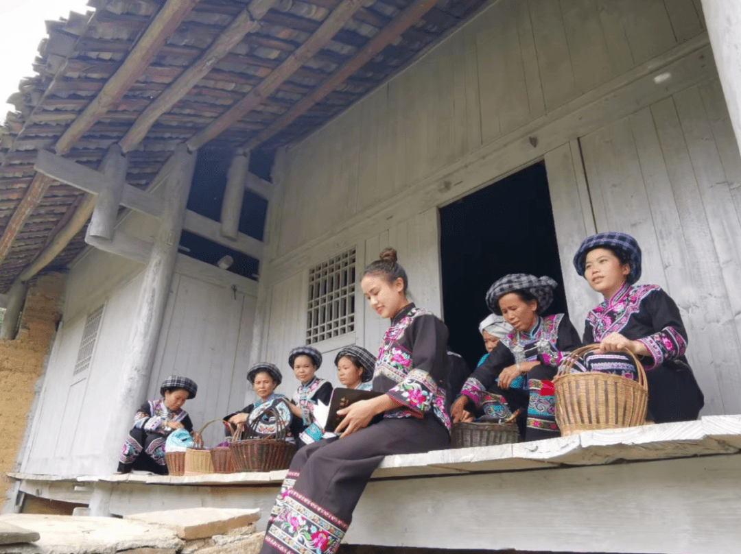 册亨布依族姑娘登上央视舞台演唱《好花红》,人美歌甜!