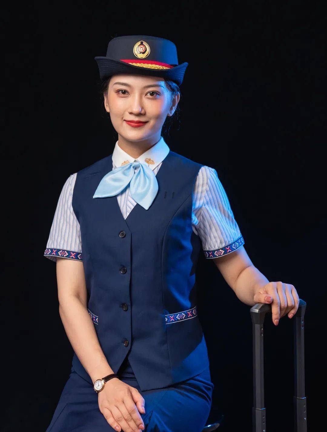 广西动姐制服图鉴,你最喜欢哪套?_壮锦_套装_紫红色