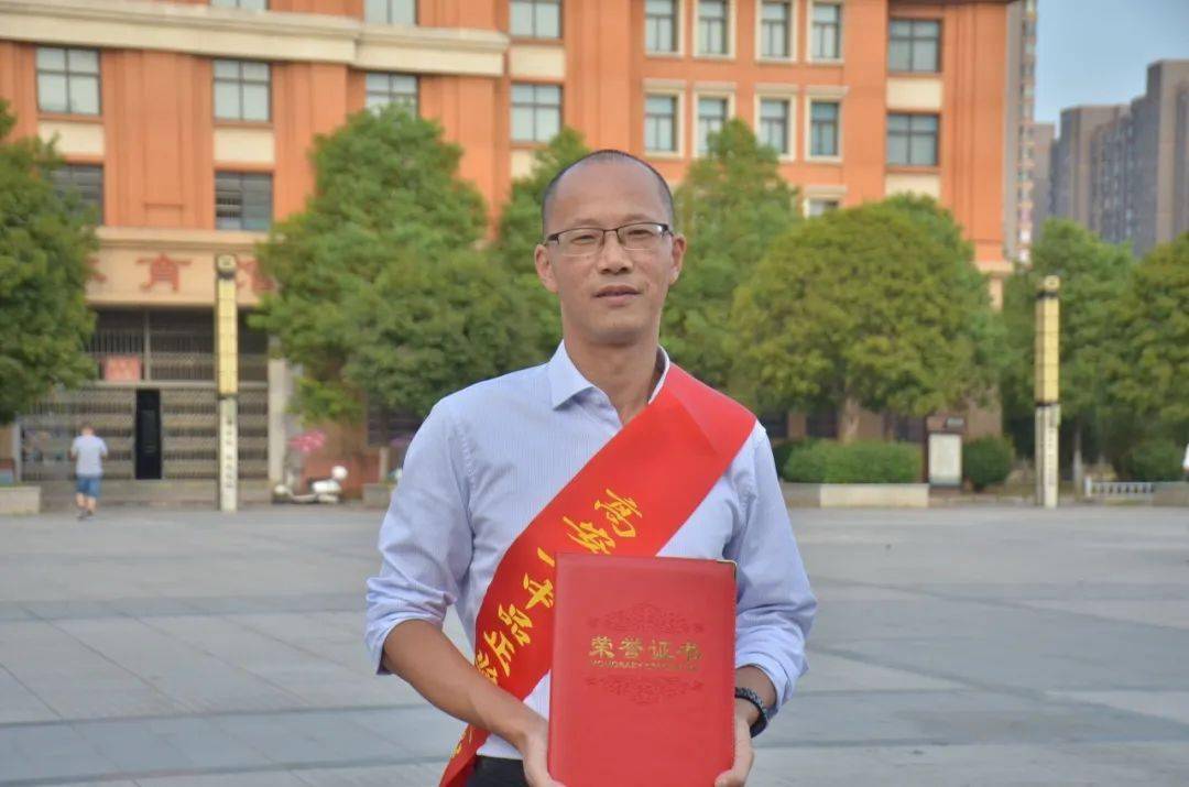 高安二中授予20名教师"品正奖优秀教师,班主任"称号!_教学_从教_教育