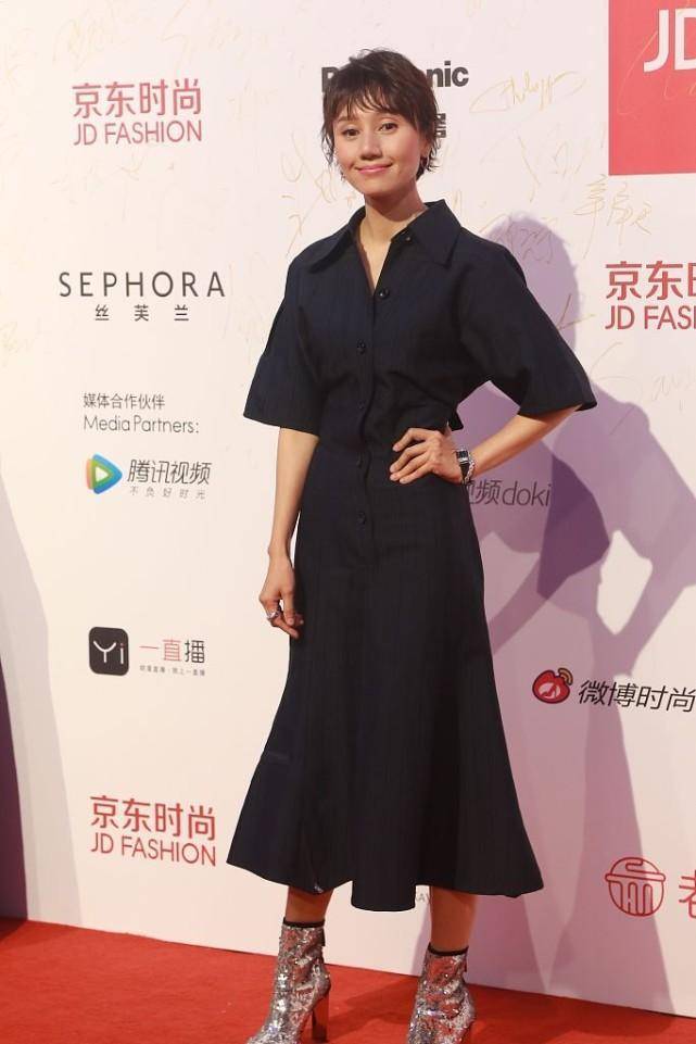 袁泉的烟熏妆还挺少见的,穿红丝袜妖娆又妩媚,吸足了目光_黑色_女性