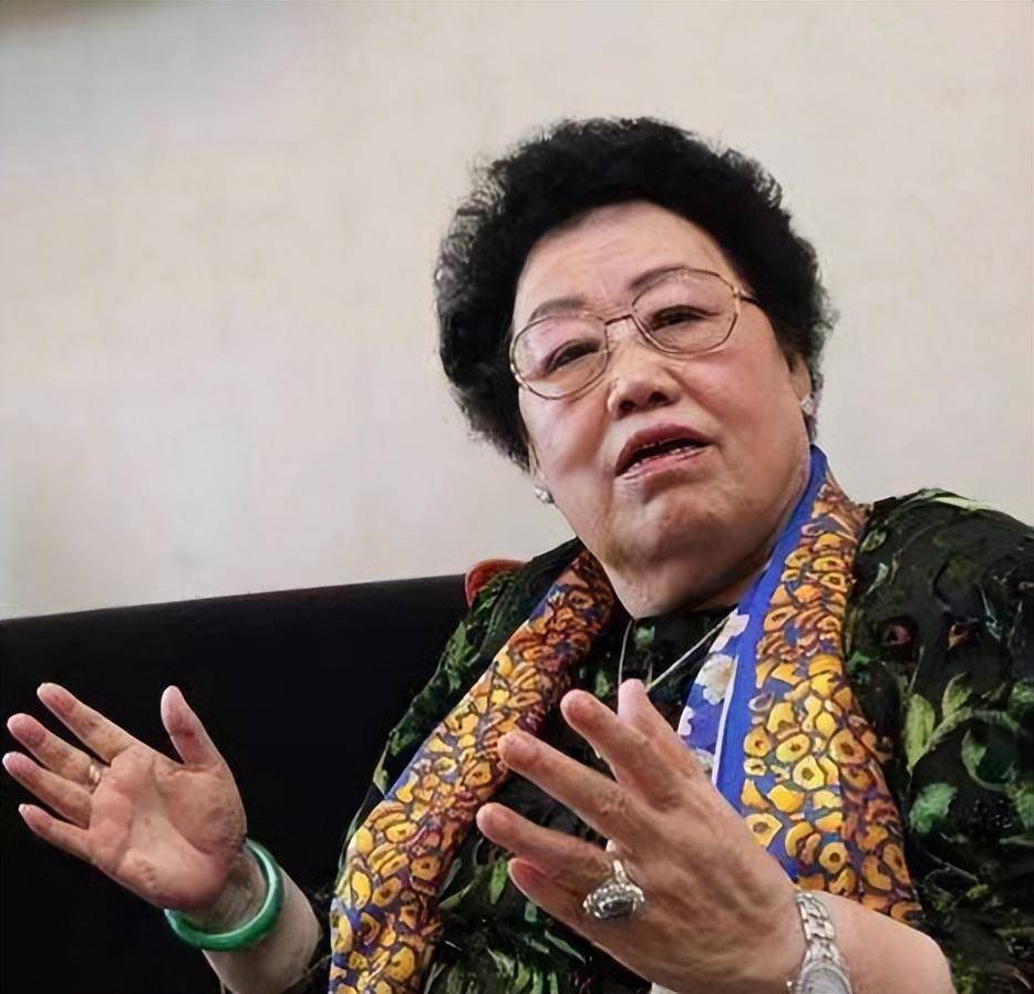 富婆陈丽华太显年轻,81岁穿奶奶装却像60,戴硕大翡翠真贵气_女性_展现