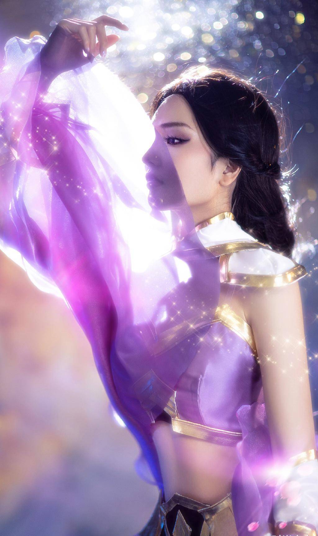 周扬青cos紫霞仙子,穿露脐装配紫色轻纱裙,手拿宝剑英姿飒爽