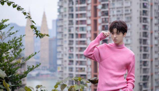 王俊凯挑战新风格,暖粉色针织衫搭配圆框眼镜,满满的暖男轻熟风_时尚