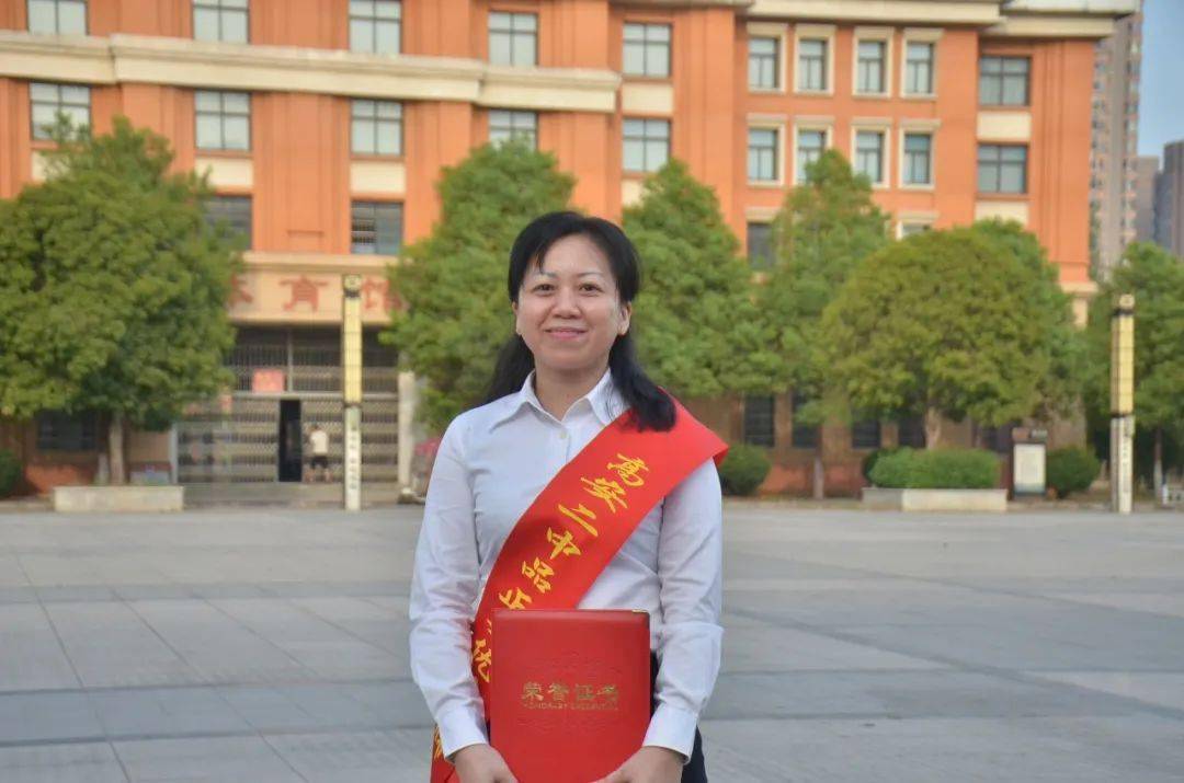 高安二中20位教师被隆重表彰!_教学_从教_教育