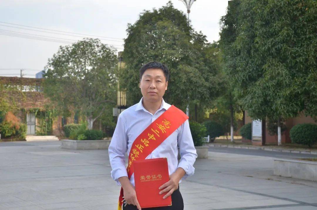 高安二中授予20名教师"品正奖优秀教师,班主任"称号!_教学_从教_教育