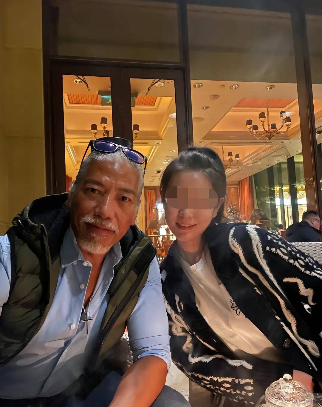 59岁张耀扬罕现身!