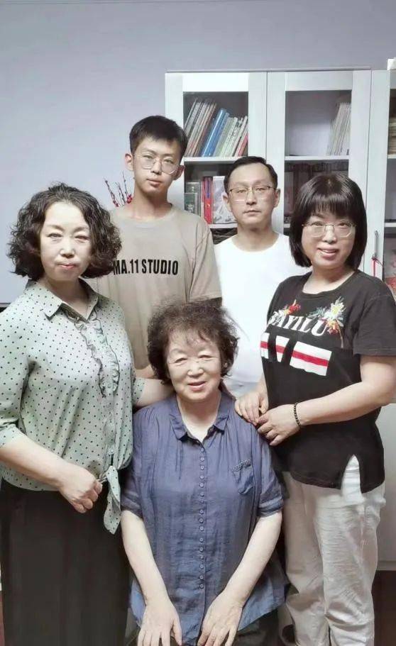 隗焱的祖父,祖母,父亲,母亲,二姐,儿子,一家四代均是教师.