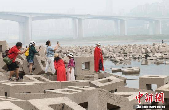 重庆江滩露出大量消浪石 仿若“俄罗斯方块”