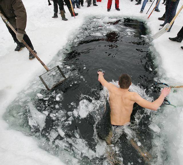 为何零下70度的极寒区域，俄罗斯人也能“游泳”？看完你就懂了
