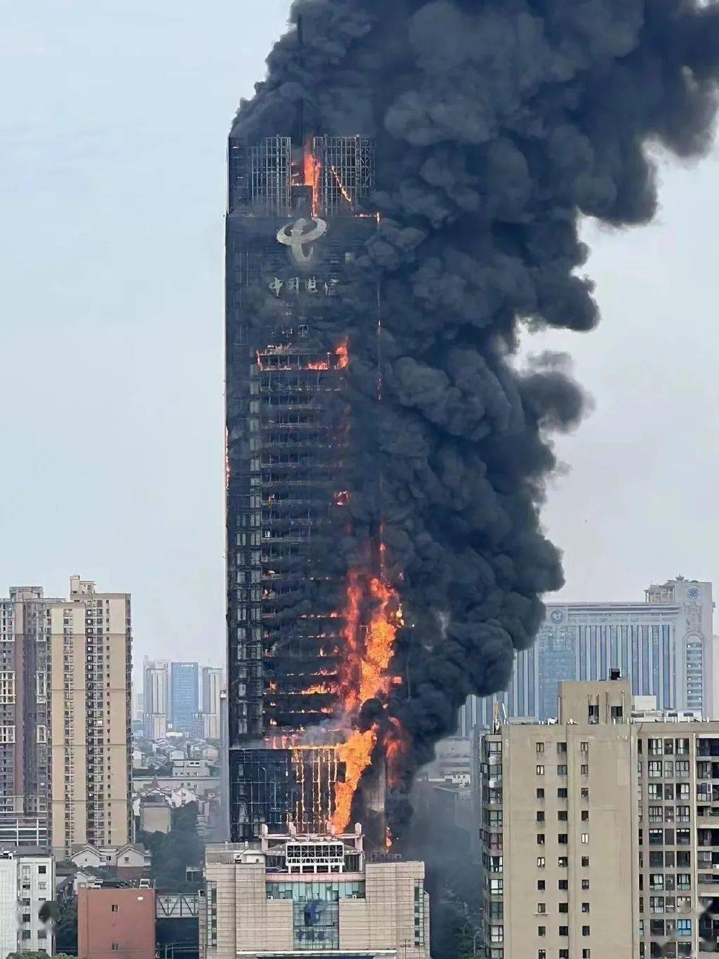 长沙电信大厦起火,整栋楼烧起来了