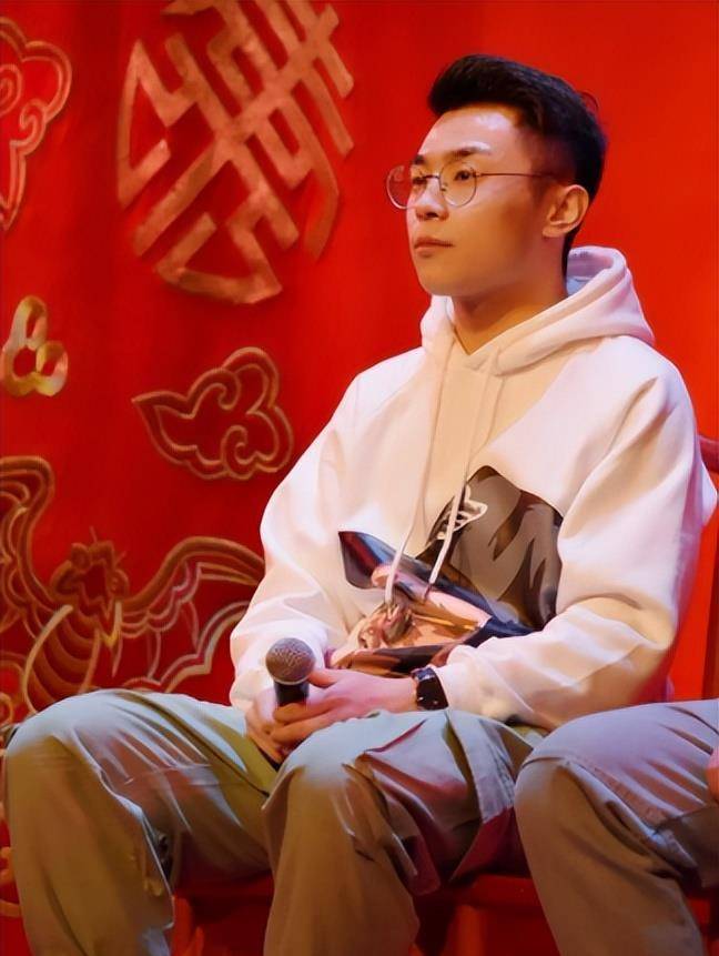 出一系列证据,无论是从两人的聊天截图,还是他家暴自己的照片都是实锤