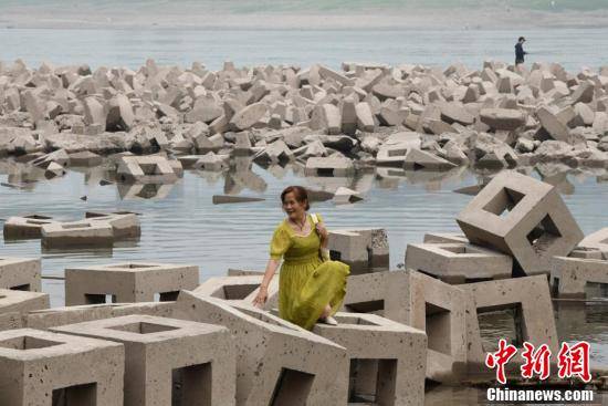 重庆江滩露出大量消浪石 仿若“俄罗斯方块”_市民_周毅_附近的