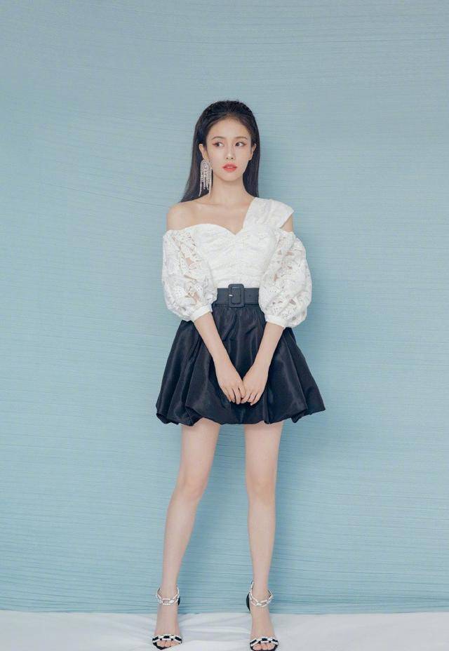 白鹿好像在国外走秀,白色露肩上衣搭黑色短裙,穿搭出众显贵气_造型