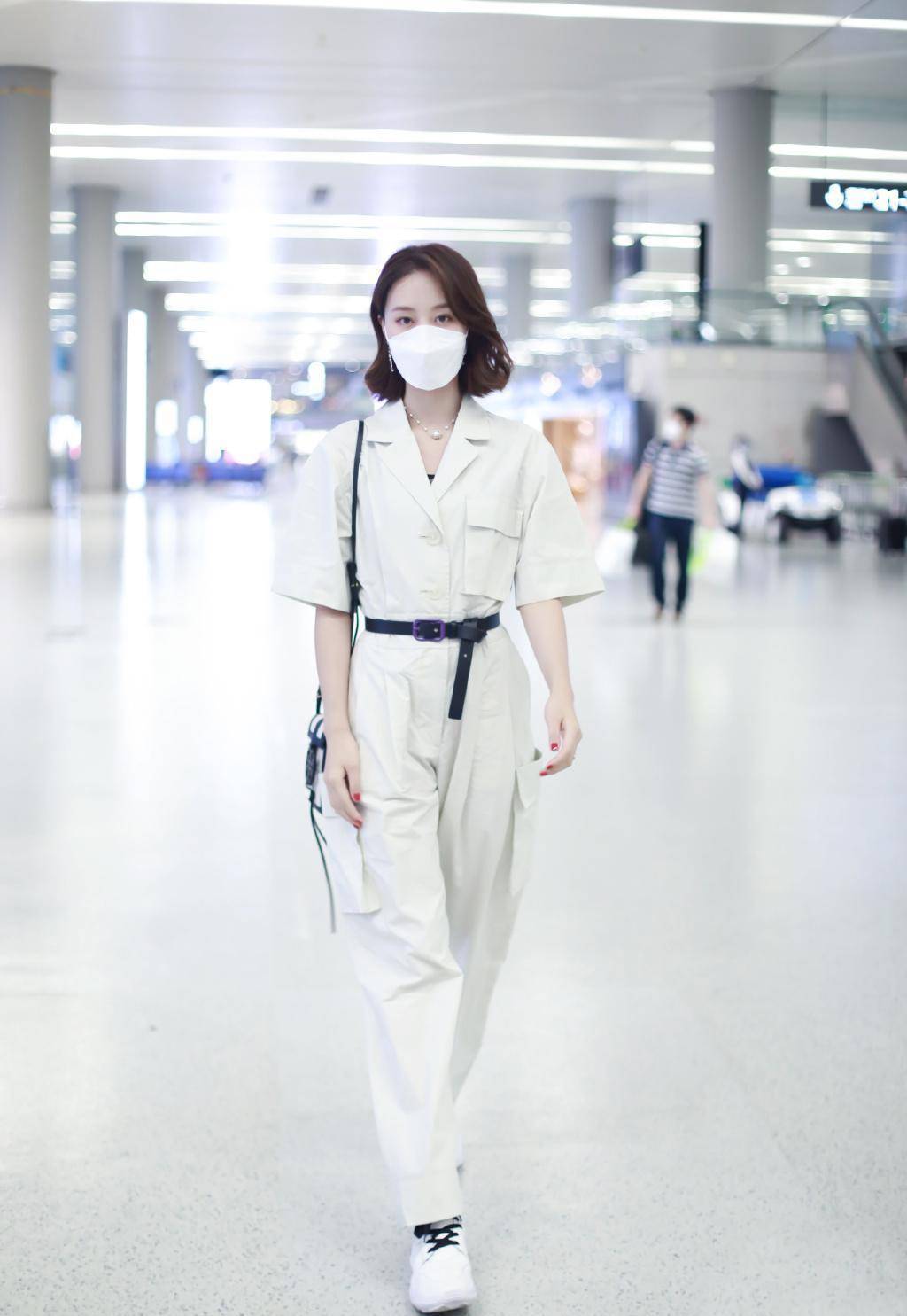 蓝盈莹走机场真放得开,牛仔背带裤只穿一半,配运动衣服个性抢镜