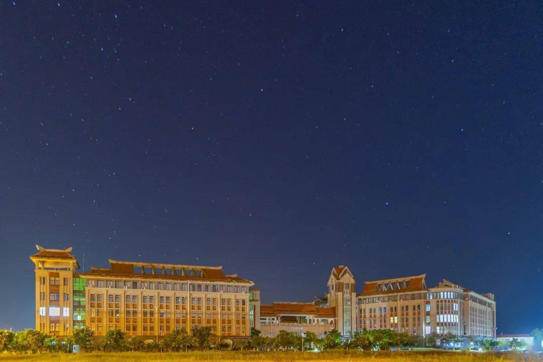 北部湾大学夜景图片