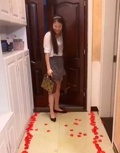 陕西男子给女友大惊喜，用玫瑰花瓣铺了一条路，女友最后脸色大变