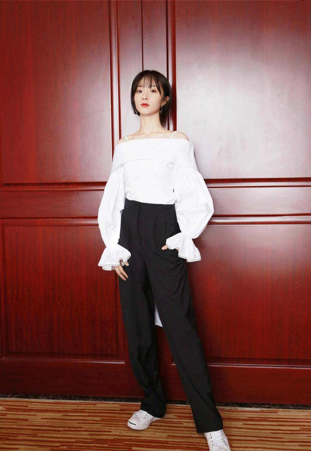 胡冰卿剪短发后更减龄了,穿复古格纹裙出镜,清纯得像大一新生_线条