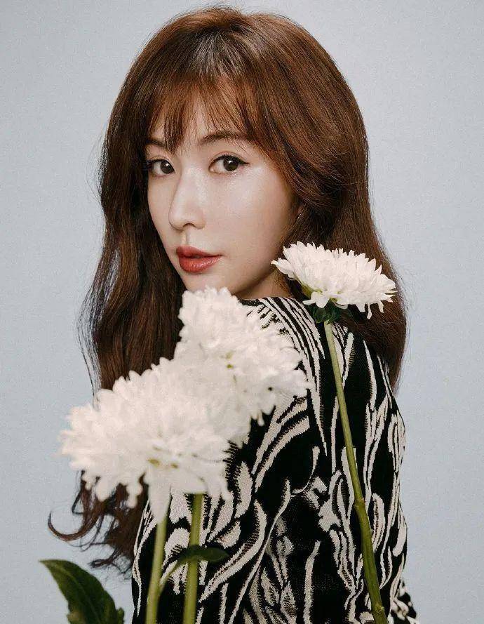 不遮眉毛的齐刘海反而显脸长,总之和印象中的林志玲好像有些不一样