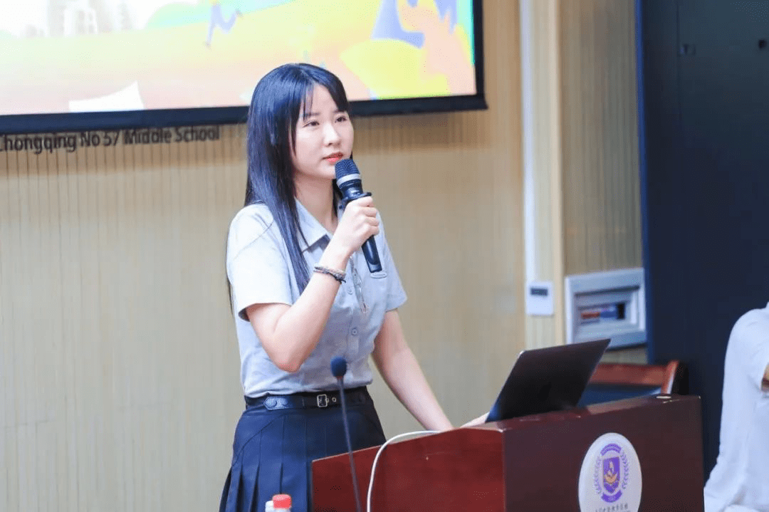 向阳生长 重庆第五十七中学举办新生入学礼活动_汪红霞_授旗仪式_中学