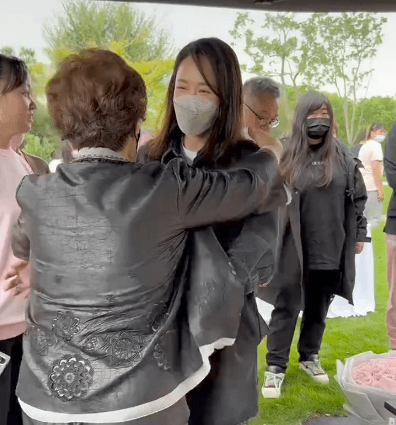 乔任梁父母上坟悼念儿子,陈乔恩带老公现身,大家开心热聊_乔妈_乔爸