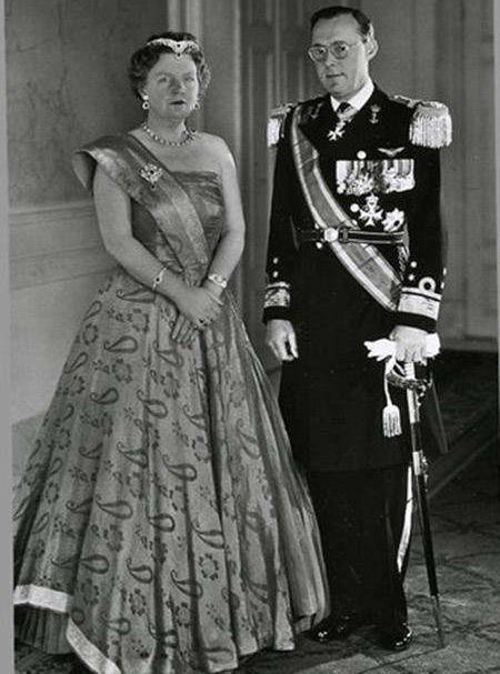 女王与丈夫贝恩哈德亲王丈夫已经足够让女王蒙羞,而次女伊莲妮公主